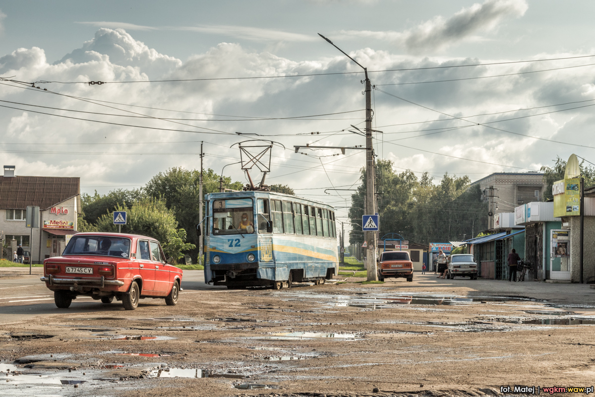 72
[url=http://www.wgkm.waw.pl/portal/index.php/14-przewoznicy/1352-warszawskie-105tki-trafia-do-ukrainskiego-konotopu]W odniesieniu do artykuĹu[/url] i w formie ciekawostki - dwa zdjÄcia z ukraiĹskiego Konotopu kilka miesiÄcy przed rozpoczÄciem wojny. To tu trafiÄ warszawskie stopiÄtki. 
