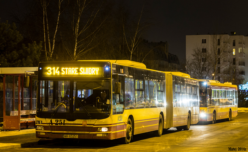 A251
Niestety nie miaĹem czasu zĹapaÄ go na trasie, natomiast jestem zadowolony, Ĺźe chociaĹź takie zdjÄcie mam, mimo tego Ĺźe oĹwietlenie na tych Nowodworach jest fatalne :D
Słowa kluczowe: DziwadĹo ITSNG363