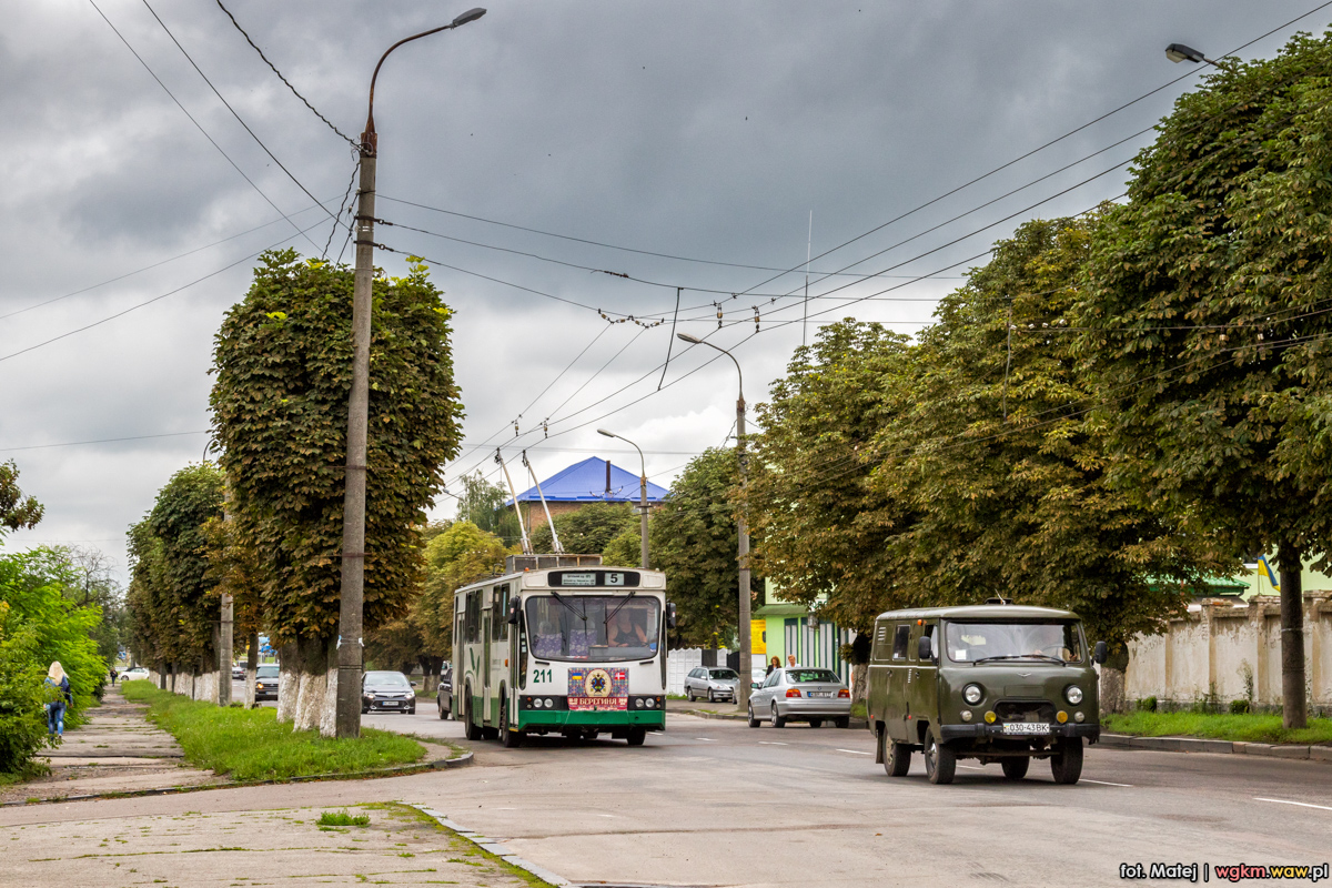 211 (T017)
Dodam i coĹ od siebie do nowego albumu. Widoczny na zdjÄciu Jelcz PR110E zostaĹ wyprodukowany w 1991 roku. Do 2001 roku przebywaĹ w Warszawie pod numerem taborowym T017 (nie kursowaĹ liniowo od 1995 roku). W 2001 roku zostaĹ odkupiony przez MPK Lublin, zaĹ w 2011 roku trafiĹ do Ĺucka, gdzie aktualnie spÄdza swojÄ emeryturÄ. Takich trolejbusĂłw o warszawskim rodowodzie jest w Ĺucku kilka. OprĂłcz tego, PRki moĹźna znaleĹşÄ takĹźe w oddalonym o kilkadziesiÄt kilometrĂłw RĂłwnem.
Słowa kluczowe: PR110E