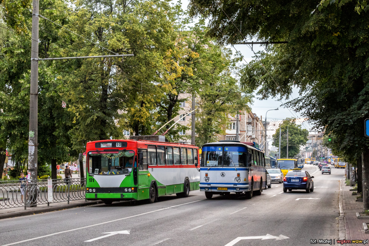 171 (T028)
Tym razem ex-warszawski Jelcz z drugiego na Ukrainie miasta, ktĂłre zdecydowaĹo siÄ na zakup Jelczy z Polski - RĂłwnego. ZdjÄcie zostaĹo wykonane w trakcie zatrzymania trolejbusowego, spowodowanego zanikiem prÄdu. Na gĹĂłwnej arterii miasta szybko stworzyĹa siÄ duĹźa kolejka trolejbusĂłw, w tym rĂłĹźnej maĹci Jelczy, SkĂłd 9Tr oraz 14Tr. Na zdjÄciu obok LAZ 695, przez wielu nazywany ukraiĹskim H9-35, na linii marszrutkowej 18 ;)
