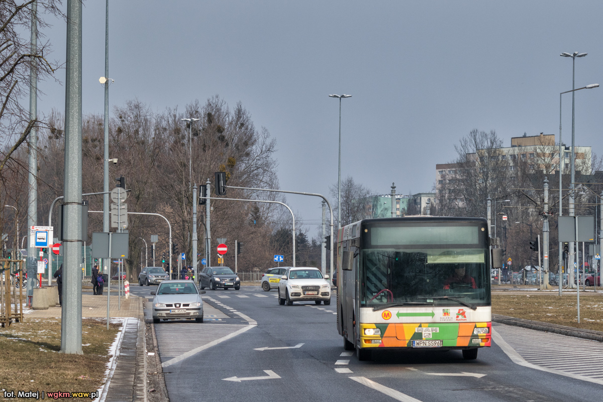 WPN SS96
MAN NL223, wyprodukowany w 2000 roku, naleĹźÄcy do przewoĹşnika Megapol Bis s.c. E. J. Antoszkiewicz wykonuje kursy na darmobusie kursujÄcym z MĹocin do Galerii Ĺomianki. ChoÄ powiedzenie "wykonuje kursy" jest pewnym naduĹźyciem, bowiem od 7:00 do 22:00 jest wykonywanych aĹź (!) 6 kursĂłw, a w niedzielÄ 5. Czy dĹugo przetrwa, wÄtpiÄ. ZwĹaszcza, Ĺźe planowane jest wydĹuĹźenie linii 110 do Galerii Ĺomianki.

[url=http://galerialomianki.pl/wydarzenia/bezplatny-autobus-galerii/]RozkĹad jazdy[/url]
