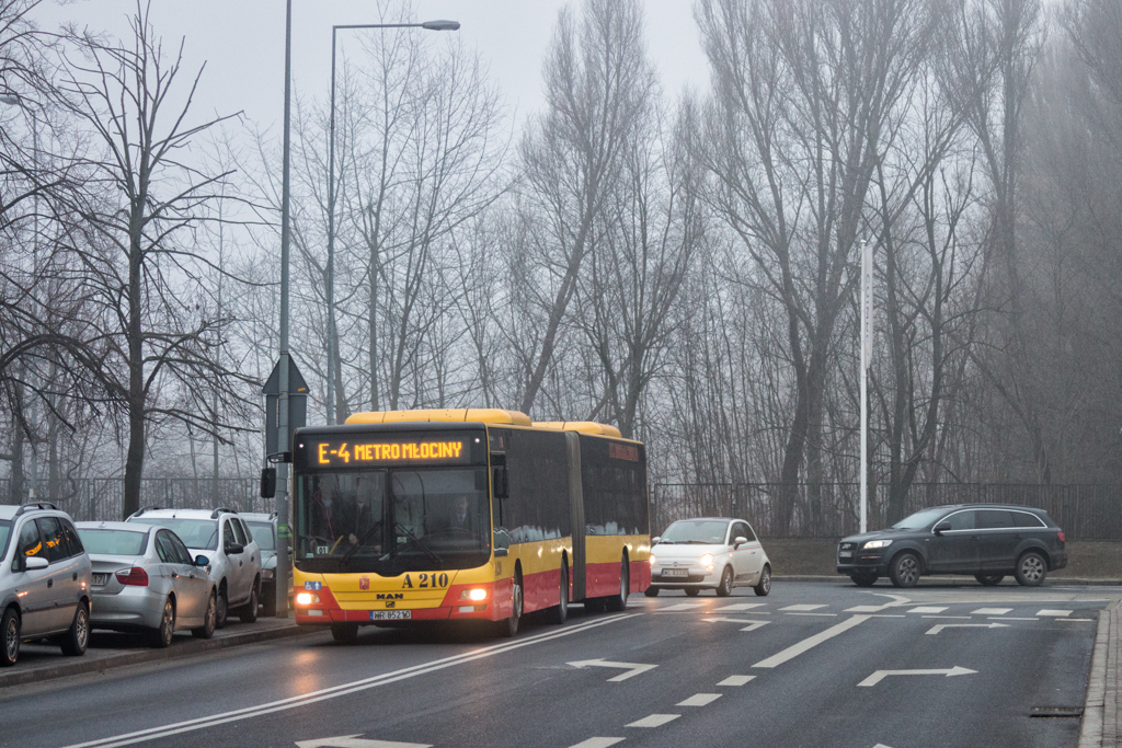 A210
Wczoraj byĹ ostatni dzieĹ kursowania linii E-4 i 460. A szkoda, bo zapeĹnienie tej pierwszej linii (co widaÄ na zdjÄciu) byĹo caĹkiem niezĹe. Pozdrowienia dla kierowcy, ktĂłry od wiekĂłw jeĹşdziĹ na tej linii :)
Słowa kluczowe: ITSNG363