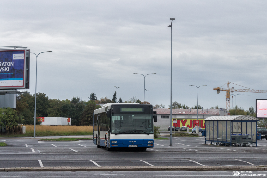 GST 30061
PrzewoĹşnik: Alfa Travel Czarna Woda
Pojazd: MAN NĂ313
Dawny wĹaĹciciel: UVG Schwedt/Oder
Rok produkcji: 1999

Nie sÄdziĹem, Ĺźe tak ciekawe darmobusy jeĹźdĹźÄ po Warszawie. WidaÄ, Ĺźe wĂłz ĹciÄgany z Niemiec - w Ĺrodku sÄ wygodne i duĹźe fotele.
