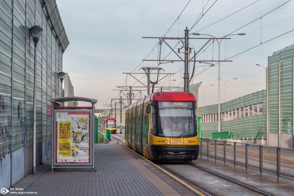 3152
Ĺwiderska to typowy szczytowy ZP. W godzinach szczytu, kiedy dojeĹźdĹźa tutaj 314 peĹni rolÄ wÄzĹa przesiadkowego i aĹź roi siÄ tutaj od ludzi, zaĹ w miÄdzyszczycie i w weekendy jest tu strasznie pusto.
