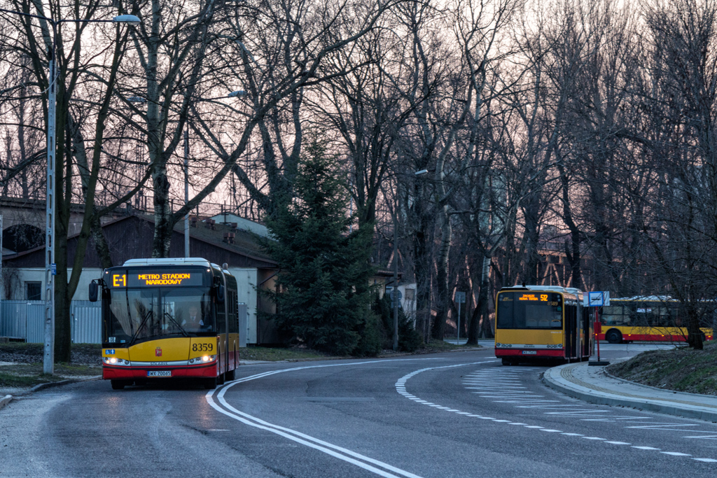 8359
W tle widoczna pÄtla 512 (z tyĹu znajduje siÄ jeszcze stanowisko dla 202).
