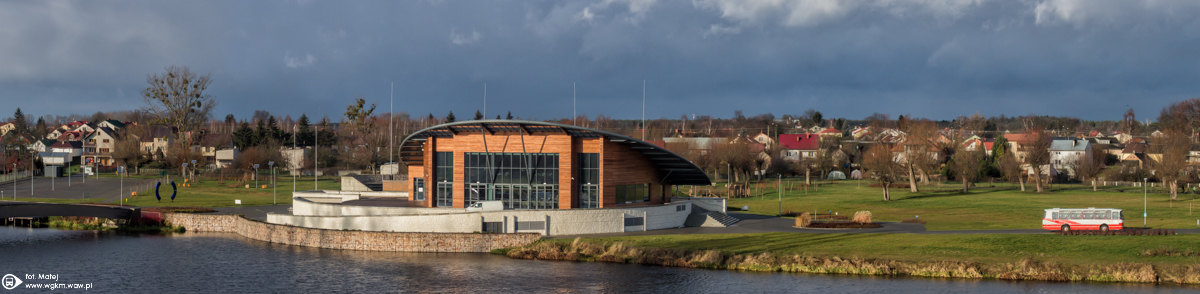 LRY 2C77
MaĹa panorama oĹrodka w StÄĹźycy. W okolicy znajduje siÄ park, zjeĹźdĹźalnia i boisko. 
Słowa kluczowe: KAH9POD Architektura Widok H9-21