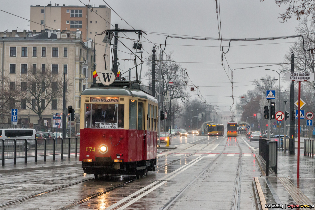 674
Linia niestety wypadĹa duĹźo, duĹźo gorzej niĹź wystawa. Nie byĹo w ogĂłle informacji na przystankach, stronie internetowej, nigdzie, o ktĂłrej godzinie moĹźna siÄ jej spodziewaÄ na przystankach. Jedynie na zakĹadzie zostaĹ postawiony sĹupek, ale chyba linia miaĹa nie tylko odwoziÄ, ale i dowoziÄ? 
Słowa kluczowe: 150lecie