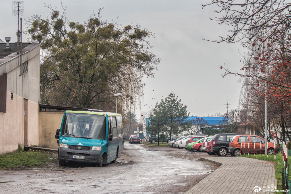 50017
Tegoroczny zakup odpoczywa sobie na osiedlu w Sochaczewie. Ĺatwiej zaparkowaÄ takiego VDLa pod domem niĹź na przykĹad H9 :P
