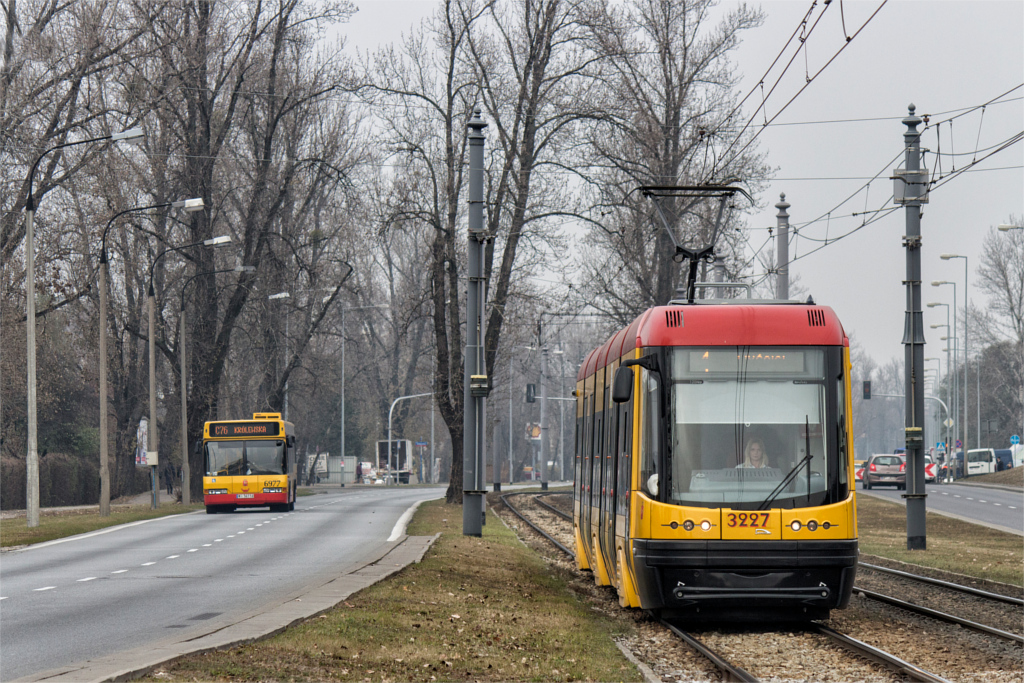 3227
Od strony tej ulicy moĹźna byĹo siÄ dostaÄ zarĂłwno tramwajem, jak i autobusem (C76). Na zdjÄciu w tle widaÄ 6977, ktĂłry otrzymaĹ LEDy. Pozdrowienia dla uĹmiechniÄtego kierowcy :)
