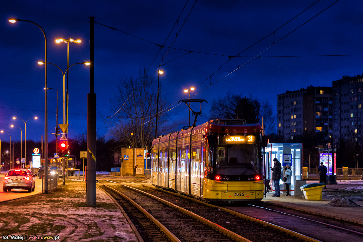 3622
Przystanek, na ktĂłrym pasaĹźerowie w godzinach szczytu wylewajÄ siÄ z tramwajĂłw w celu przesiadki do metra - Metro Wierzbno.
