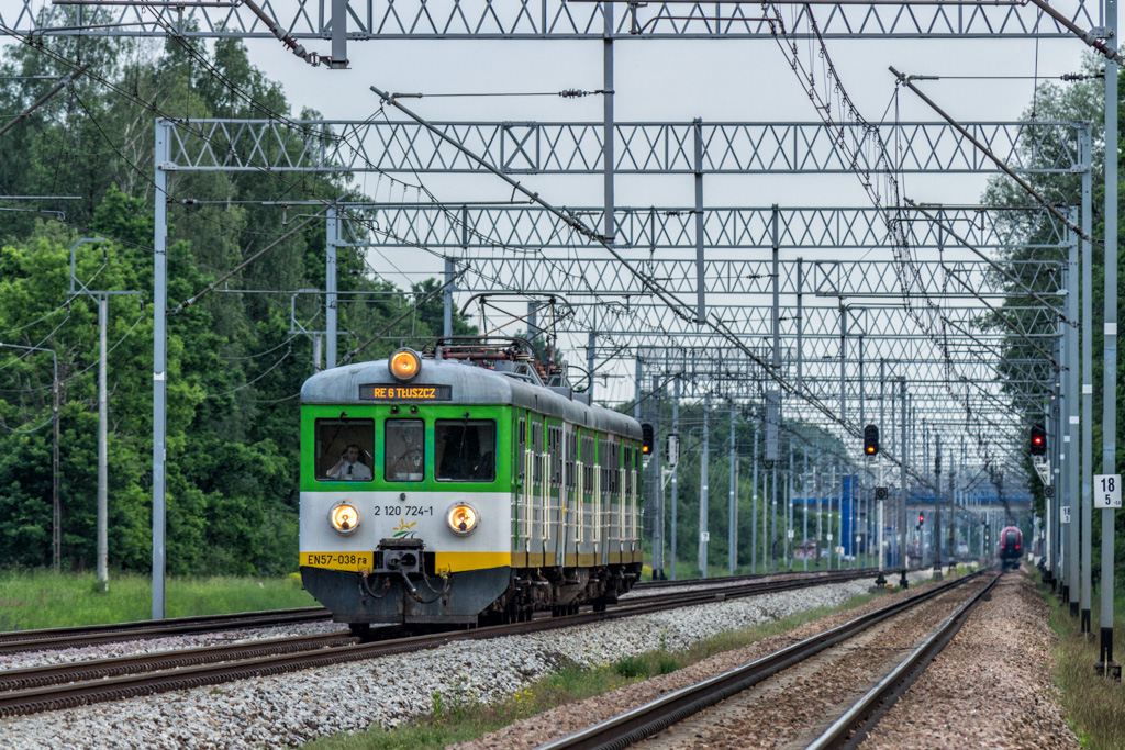 EN57-038
Z serii ciekawostek. Kibel o niskim numerze, na linii, po ktĂłrej raczej nie jeĹźdĹźÄ, w dodatku na torze dalekobieĹźnym zmierza do TĹuszcza. Planowo tÄdy wykonywane sÄ dwa takie kursy, rano w kierunku Warszawy Wschodniej, zaĹ wieczorem w kierunku TĹuszcza. ZdjÄcie zostaĹo wykonane o godzinie 18:22.
