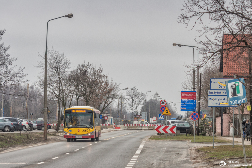 A160
ZastÄpcza linia Z15, kursujÄca na trasie: PKP MiÄdzylesie - AleksandrĂłw wĹaĹnie rozpoczÄĹa kolejny pĂłĹkurs. Tymczasowy kraniec to zwyczajna Ĺlepa uliczka, na ktĂłrej zawracajÄ autobusy. Podczas oczekiwania zauwaĹźyĹem, Ĺźe sporo kierowcĂłw samochodĂłw chciaĹo przedostaÄ siÄ przez ten ciÄg, niestety rozczarowani musieli zawracaÄ i szukaÄ innej trasy. Pozdrowienia dla bardzo sympatycznego kierowcy! :)
Słowa kluczowe: Inwestycje MOBLIBERO