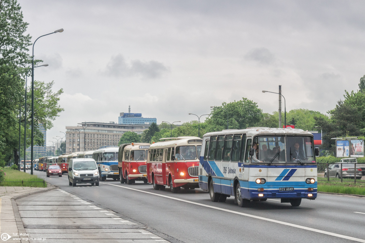 PKV 6049
A to niespodzianka! Autosan H9-21 z 1988 roku na dzisiejszej Nocy MuzeĂłw i Zlocie Zabytkowych AutobusĂłw.
Słowa kluczowe: NM2016 Parada H9-21
