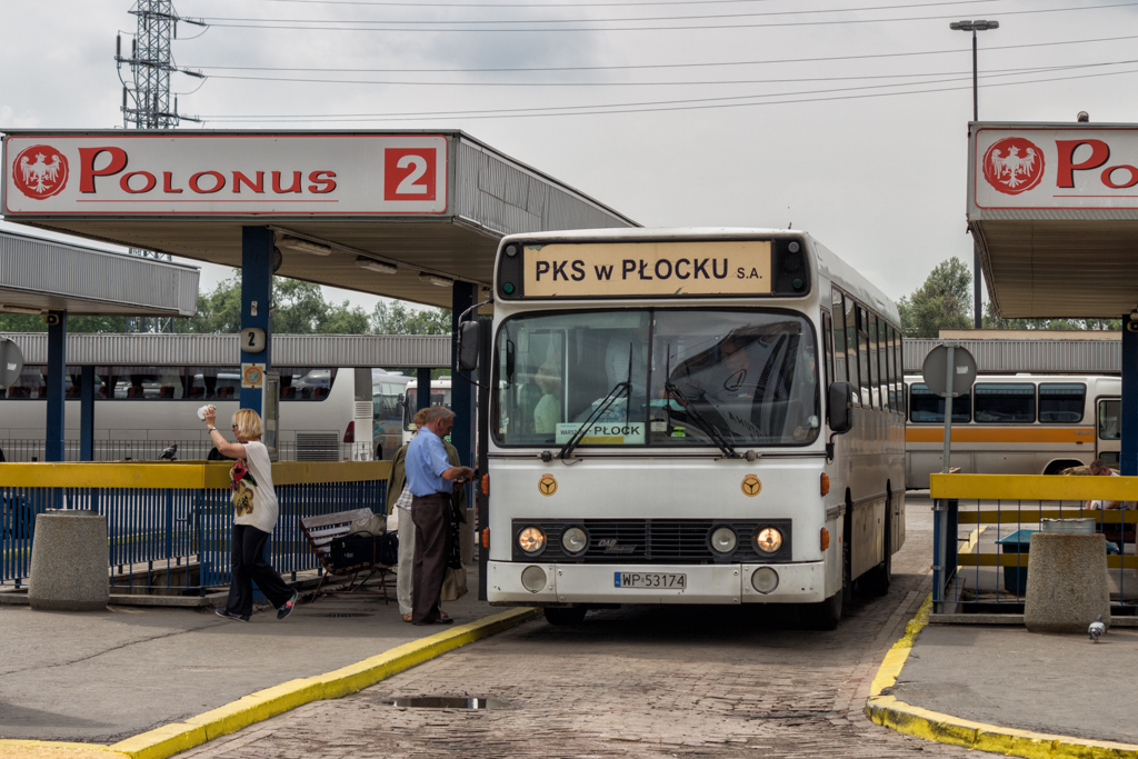 90901
Nie spodziewaĹem siÄ, Ĺźe spotkam dzisiaj na Zachodnim takie cudeĹko, przez co kadr jest zupeĹnie przypadkowy. DAB 7-1200B z 1989 roku zaraz wyruszy do PĹocka (kurs o godzinie 13:45). Pojazd posiada ukĹad drzwi 2-2-0 i w PKS PĹock jest od 1999 roku.
