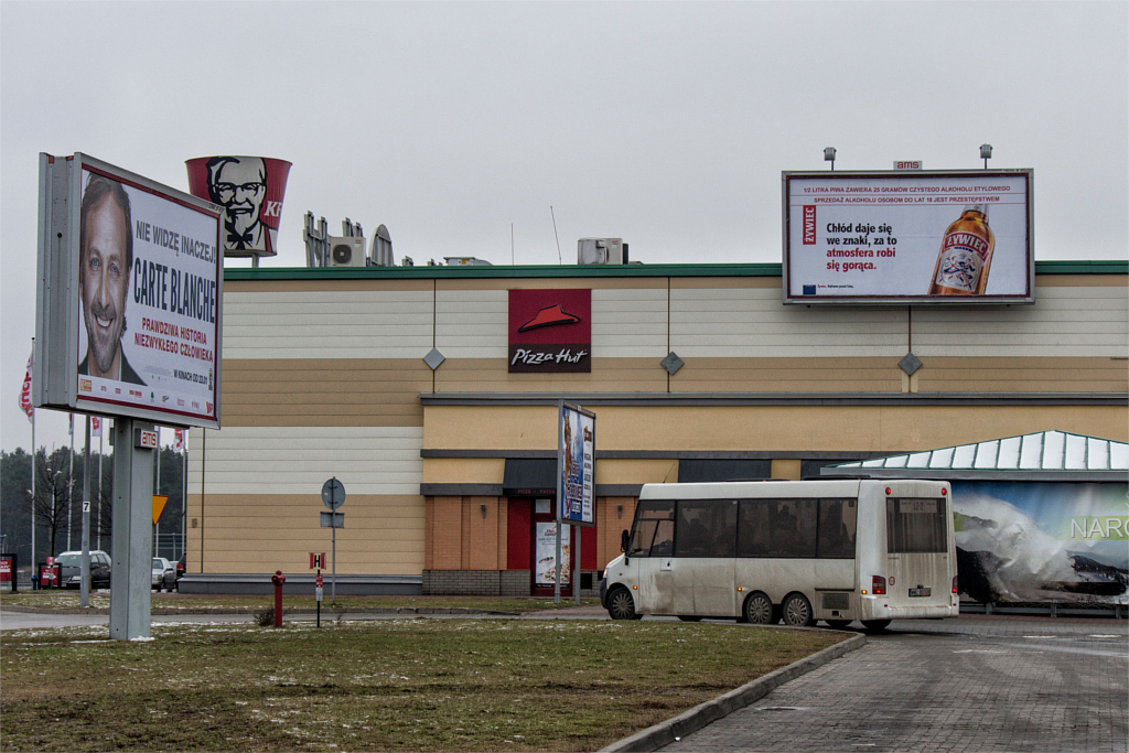 WWL 80108
Na LZ-2 od 1 stycznia pojawiĹ siÄ biaĹy Volkswagen Kutsenits, zastÄpujÄc zielonego VDLa Berkhofa ProCity. MuszÄ przyznaÄ, Ĺźe jest trochÄ dziwny, zwĹaszcza podwĂłjna oĹ z tyĹu. Design ma ciekawy, nie wiem czym kierowaĹ siÄ projektant :D
