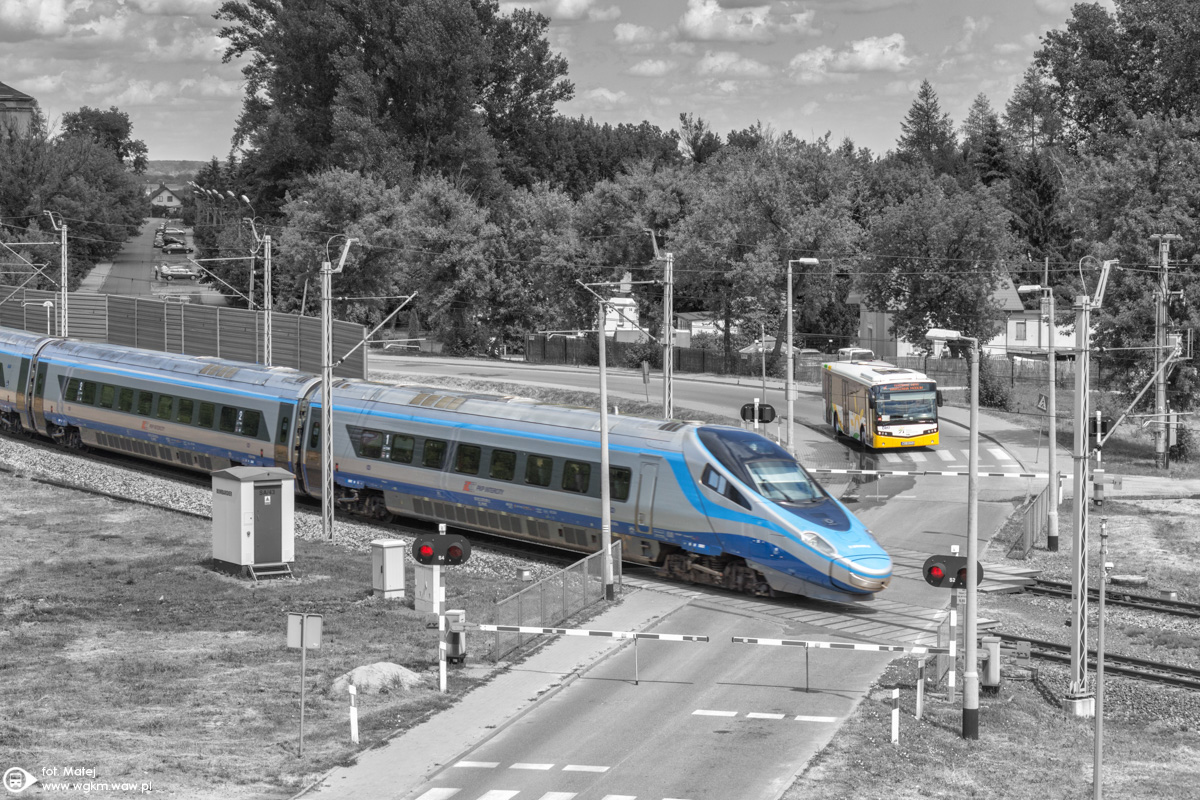 D017
Spotkanie lotniskowca z niebieskÄ strzaĹÄ, ktĂłra mknie do Warszawy :)
