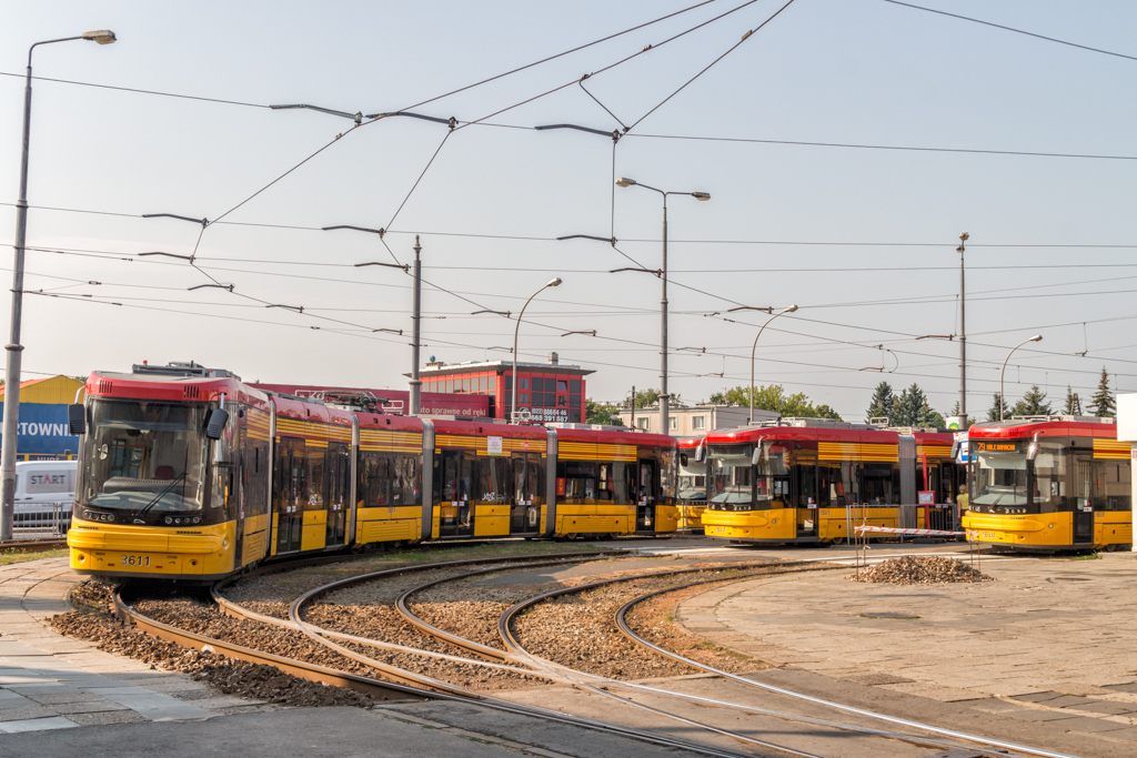 3611
Jako, Ĺźe trasa linii zastÄpczej 79 jest "odciÄta" od Ĺwiata, tramwaje majÄ tymczasowÄ "zajezdniÄ" na OkÄciu.
