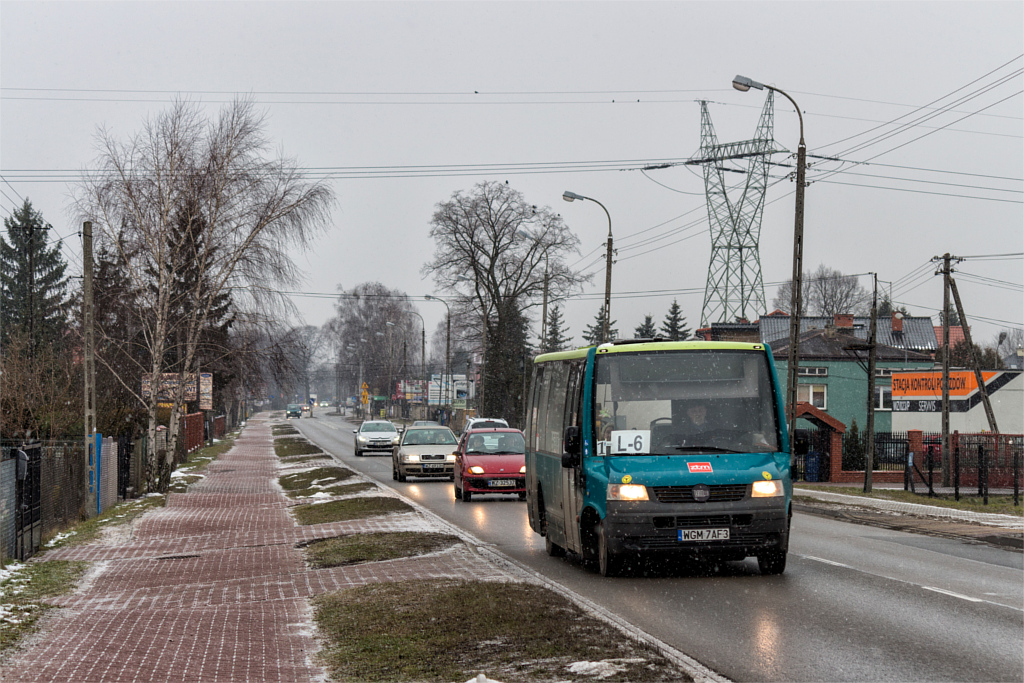 40007
Od 1 stycznia zmieniĹ siÄ przewoĹşnik obsĹugujÄcy L-6 i L-7. Na L-6 wiele siÄ nie zmieniĹo w taborze, jedynie kolor, natomiast w przypadku L-7 mamy juĹź degradacjÄ do dostawczaka.
