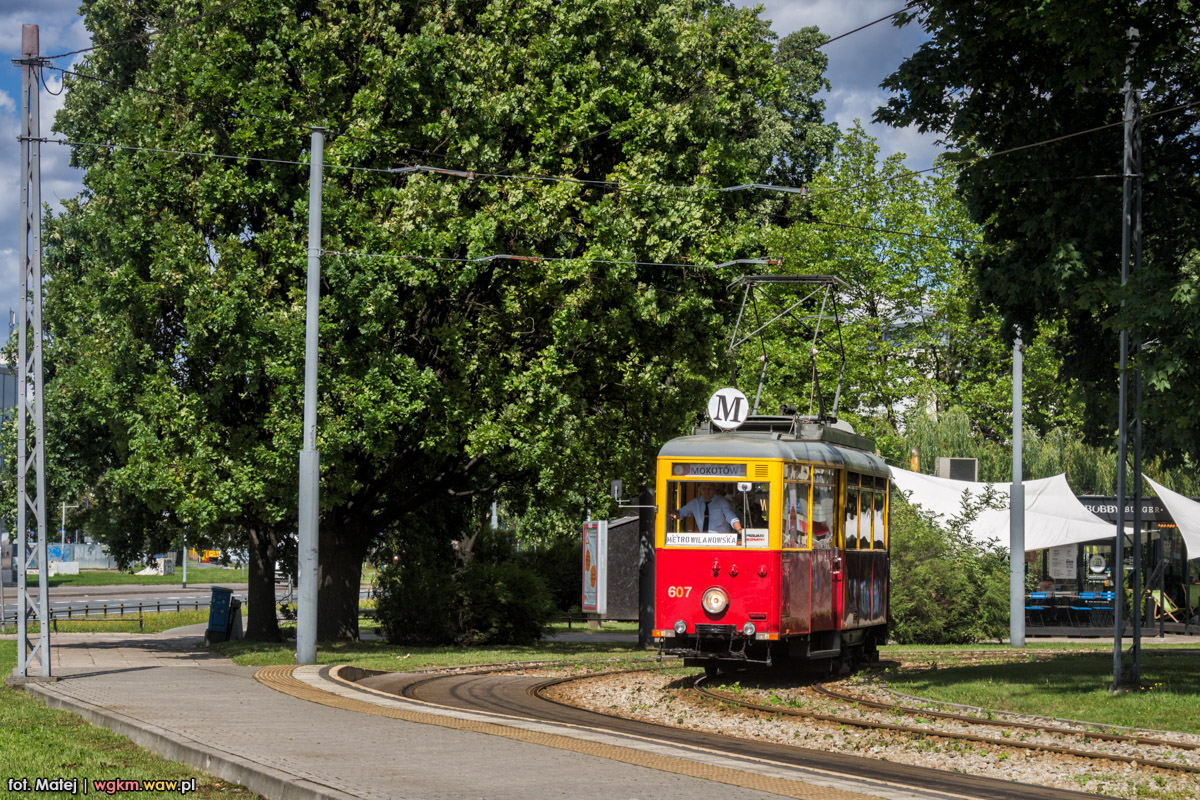607
SpecjalnÄ liniÄ M, kursujÄcÄ na trasie Plac Narutowicza - Metro Wilanowska bÄdzie siÄ moĹźna przejechaÄ jeszcze przez najbliĹźsze 3 niedziele. W gratisie jest "rozrywka pokĹadowa" w postaci przewodnikĂłw, animatorĂłw i muzykĂłw.
