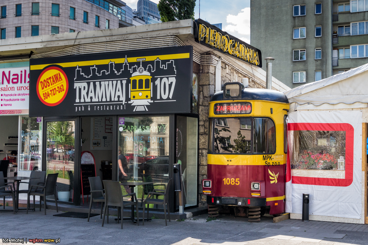 1085
ĹĂłdzki Duewag GT6ZR #1085 spÄdza emeryturÄ w Warszawie przy knajpie znajdujÄcej siÄ nieopodal przystanku KrĂłlewska.
