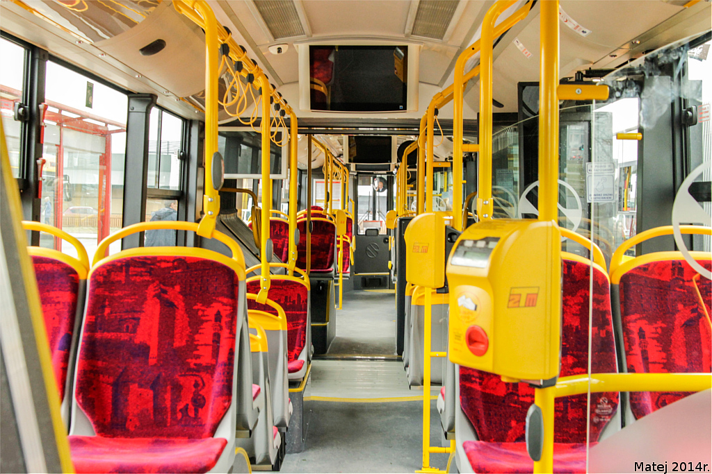 2006
WnÄtrze Solbusa. Nareszcie jest tzw. "loĹźa VIP", w ktĂłrej bardzo przyjemnie siÄ siedzi. Zastosowano tutaj bardzo wygodne fotele. Niestety, podsufitki sÄ okropne, przejĹcie w przegubie za wÄskie, za maĹo miejsca na wĂłzki jest, do tego NovaMedia juĹź teraz zaczÄĹa coĹ szwankowaÄ. Czwarte drzwi coĹ dziwnie strzelaĹy, chodzi oczywiĹcie o pneumatykÄ ich zamykania.
Słowa kluczowe: wnÄtrze