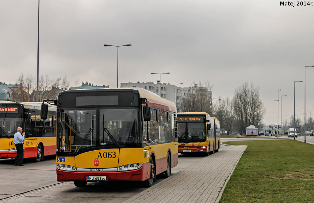A063
Z cyklu ciekawostek: WĂłz rano i po poĹudniu jeĹşdzi na 05/211, ale po porannej zmianie nie zjeĹźdĹźa na zajezdniÄ, tylko oczekuje na Nowodworach, a kierowca idzie sobie do domu. Najzabawniejsze jest to, Ĺźe od ponad roku dzieĹ w dzieĹ na tej brygadzie jeĹşdzi [b]ten sam[/b] kierowca! WĂłz teĹź rzadko wyjeĹźdĹźa na innÄ liniÄ, ostatnio go nie byĹo na tej brygadzie chyba w grudniu. WytrzymalibyĹcie rok na jednej (skrĂłconej) brygadzie non stop? :P
Słowa kluczowe: MOBSU8,6