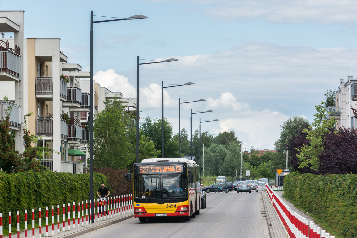 3454
ZamkniÄcie fragmentu ulicy Skarbka z GĂłr wymusiĹo zmiany tras kilku linii autobusowych, ktĂłre tym razem skierowano na ulicÄ AstrowÄ â co byĹo moĹźliwe dziÄki wybudowaniu przed dwoma laty jej przedĹuĹźenia do ulicy OstrĂłdzkiej. Na zdjÄciu widoczny jeszcze stary odcinek drogi, rĂłĹźniÄcy siÄ od nowo powstaĹego przede wszystkim nawierzchniÄ z kostki i doĹÄ osobliwymi szpalerami wszechobecnych biaĹo-czerwonych sĹupkĂłw.
Słowa kluczowe: Objazd