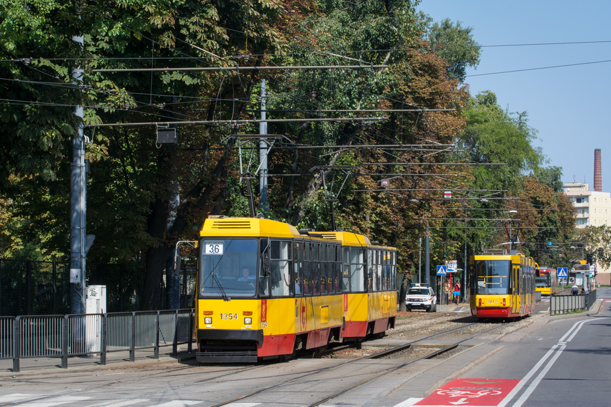 1354+1353
Za sprawÄ odbywajÄcych siÄ w centrum uroczystoĹci zwiÄzanych z obchodami 80. rocznicy wybuchu II Wojny Ĺwiatowej, wprowadzono dziĹ szereg zmian w warszawskim ukĹadzie komunikacyjnym. PrzykĹadowo linia 36 skierowana zostaĹa z Ĺťoliborza przez Most GdaĹski i JagielloĹskÄ aĹź do pÄtli na Czynszowej. TuryĹci zyskali dodatkowo niepowtarzalnÄ okazjÄ do podziwiania Pragi z okien zmodernizowanego skĹadu stopiÄtek, patrzÄc jednak na frekwencjÄ w wagonach, nie przekonaĹo to zbyt wielu osĂłb ;)
Słowa kluczowe: Objazd DziwadĹo