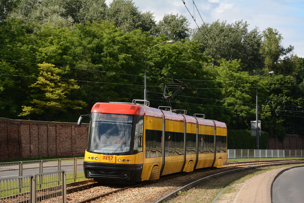 3257
23 na objeĹşdzie zamkniÄtej dla ruchu trasy WZ.
Słowa kluczowe: Objazd