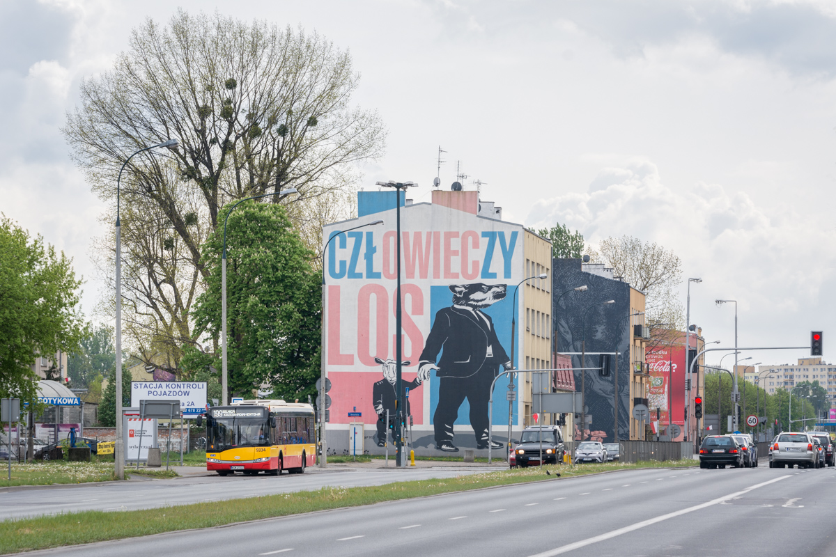 9334
Solaris na tle bardzo charakterystycznego dla TargĂłwka muralu. PowstaĹ on juĹź prawie 10 lat temu wspĂłlnymi siĹami artystĂłw z Warszawy i DĂźsseldorfu, a okazjÄ do jego odsĹoniÄcia byĹy obchody z okazji 20-lecia partnerstwa obu miast. 
