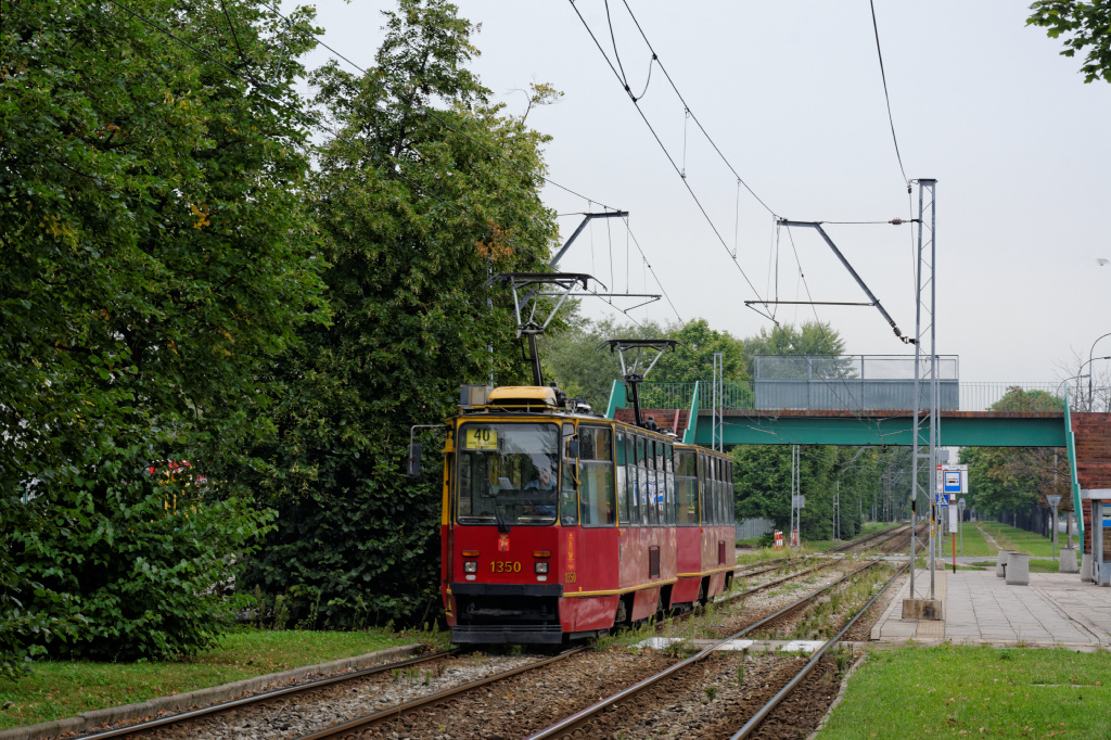 1350+1349
Uruchomiona niedawno linia 40 kursowaÄ bÄdzie do nastÄpnego piÄtku. ObsĹugiwana jest wyĹÄcznie taborem wysokopodĹogowym z zajezdni Praga, Wola i Ĺťoliborz. 

Pozdrowienia dla miĹej pani motorniczej!
