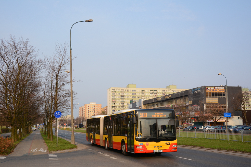 921
ZastÄpczy MAN obsĹuguje liniÄ 500. JeĹli daĹem do zĹego albumu, to proĹba o przerzucenie ;)
