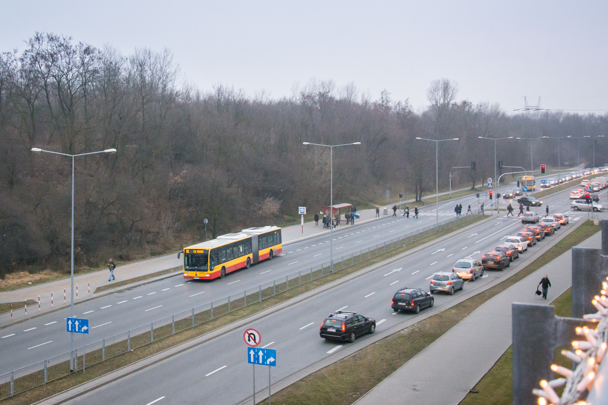 2221
Okolica w ostatnich latach bardzo siÄ zmienia i bÄdzie siÄ zmieniaÄ siÄ nadal: centrum handlowe (z ktĂłrego zdjÄcie zostaĹo wykonane) zostaĹo w ostatnim czasie rozbudowane, 
a kwestiÄ kilku lat wydaje siÄ byÄ budowa w tym miejscu linii tramwajowej.
