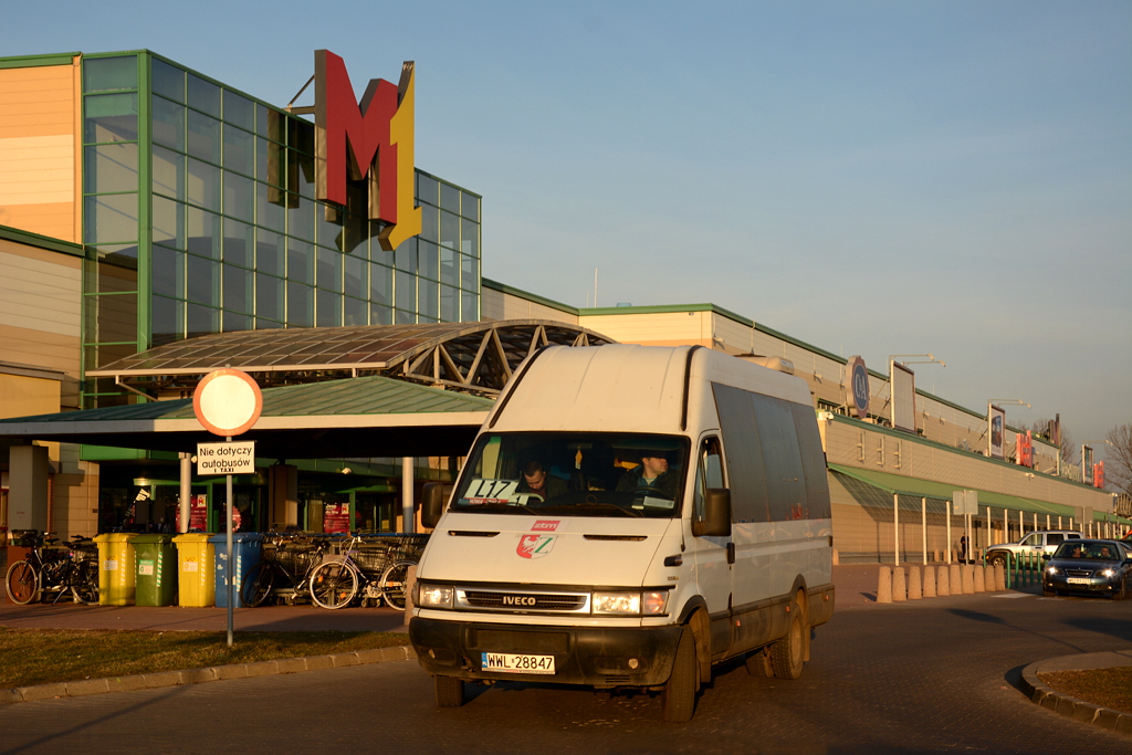 WWL 28847
Od poczÄtku marca trasa linii L17 zostaĹa wydĹuĹźona do pÄtli CH Marki. Jest to obecnie jedyna "eLka" kraĹcujÄca w I strefie biletowej.

