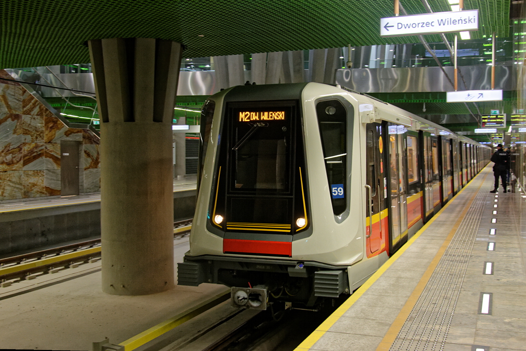 6019+5019+4019+4519+5519+6519
Jeden z pociÄgĂłw Inspiro obsĹugujÄcych liniÄ M2 pierwszego dnia kursowania - tutaj na stacji Stadion Narodowy.
