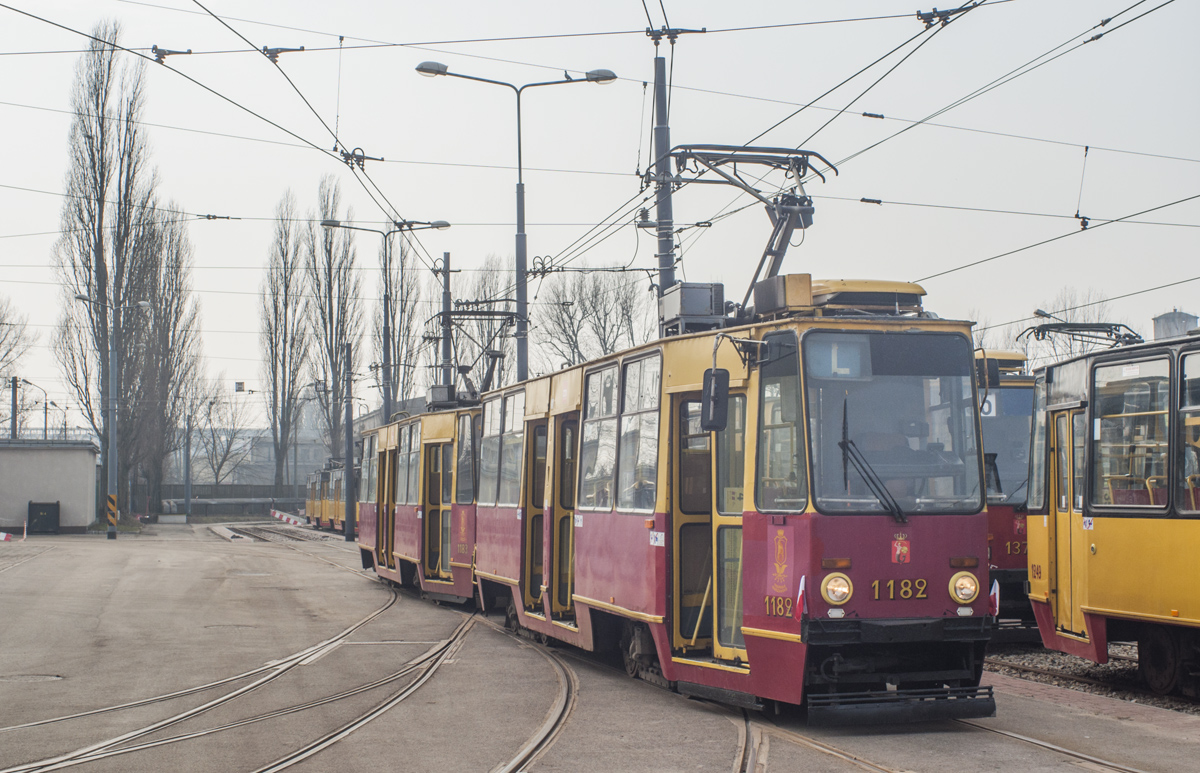 1182+1183
Wyjazd na Tarchomin. PudĹo wagonu 1055 posĹuĹźyĹo do odbudowy 1182 po Ĺmierci wraz z 582 na lewoskrÄcie przy Annopolu.
Słowa kluczowe: NaukaJazdy