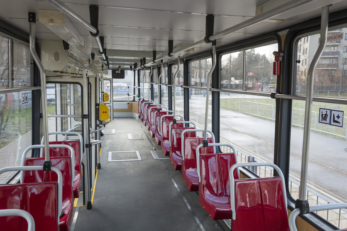 1251
WnÄtrze II wagonu z skĹadu. W wagonie I jest mniej miejsc siedzÄcych przy lewej Ĺcianie ze wzglÄdu na biletomat.
Słowa kluczowe: WnÄtrze