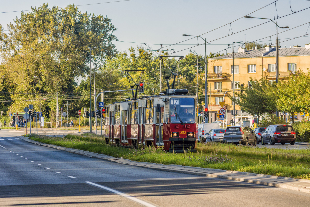 1252+1251
Jak widaÄ nie musi jeĹşdziÄ wyĹÄcznie na dziadowskiej 15.
