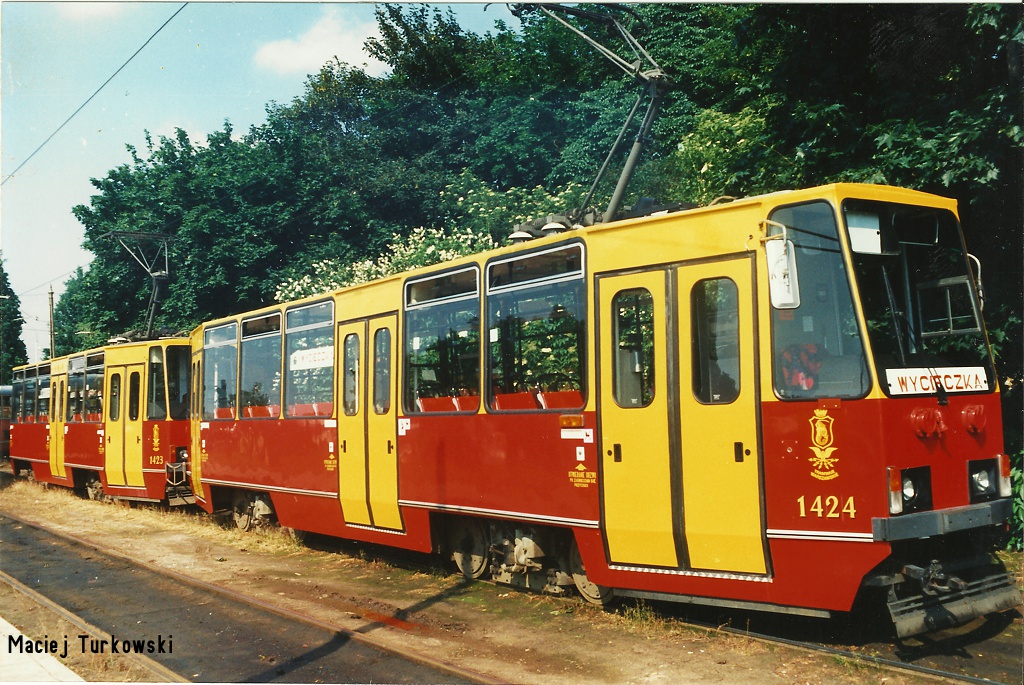 1424+1423
PrzepiÄkna praska 105. WyglÄda jak nĂłwka, mimo, Ĺźe juĹź ma dwa lata na karku. Warto zwrĂłciÄ uwagÄ na Konstalowski font taborĂłwek. Czemu dzisiaj tak te tramwaje nie mogÄ wyglÄdaÄ?
