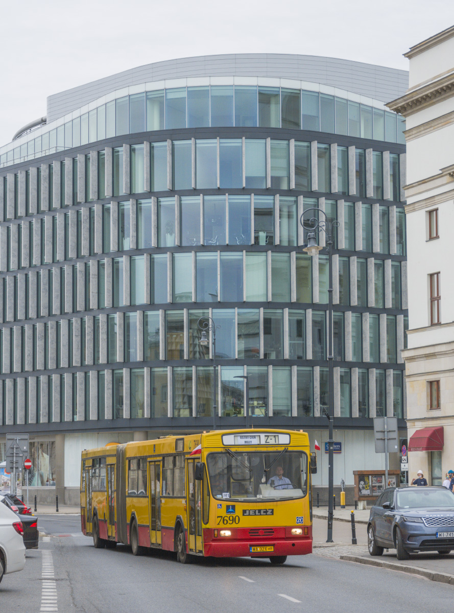 7690
Przypadkowo spotkany odkurzacz.
Słowa kluczowe: M181