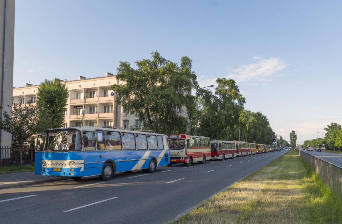 WL 82F
Oczekiwanie parady na zgrupowanie siÄ wraz z tramwajami.
Słowa kluczowe: parada NM2023