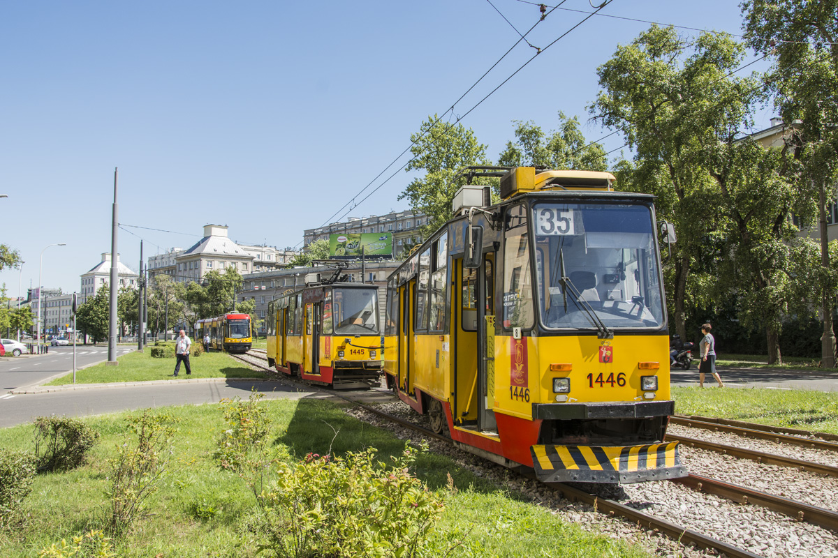 1446+1445
 WracajÄc z pracy przypadkiem natknÄĹem siÄ na 105 stojÄcÄ w dziwnym miejscu. Po bliĹźszych oglÄdzinach okazaĹo siÄ, Ĺźe mokotowski bocian wyskoczyĹ drugim wĂłzkiem pierwszego wagonu na prostym odcinku torĂłw.
Słowa kluczowe: Awaria Zdarzenie