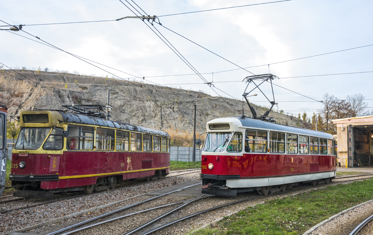 535
Wagon oczekuje na remont.
Słowa kluczowe: Konstal13N