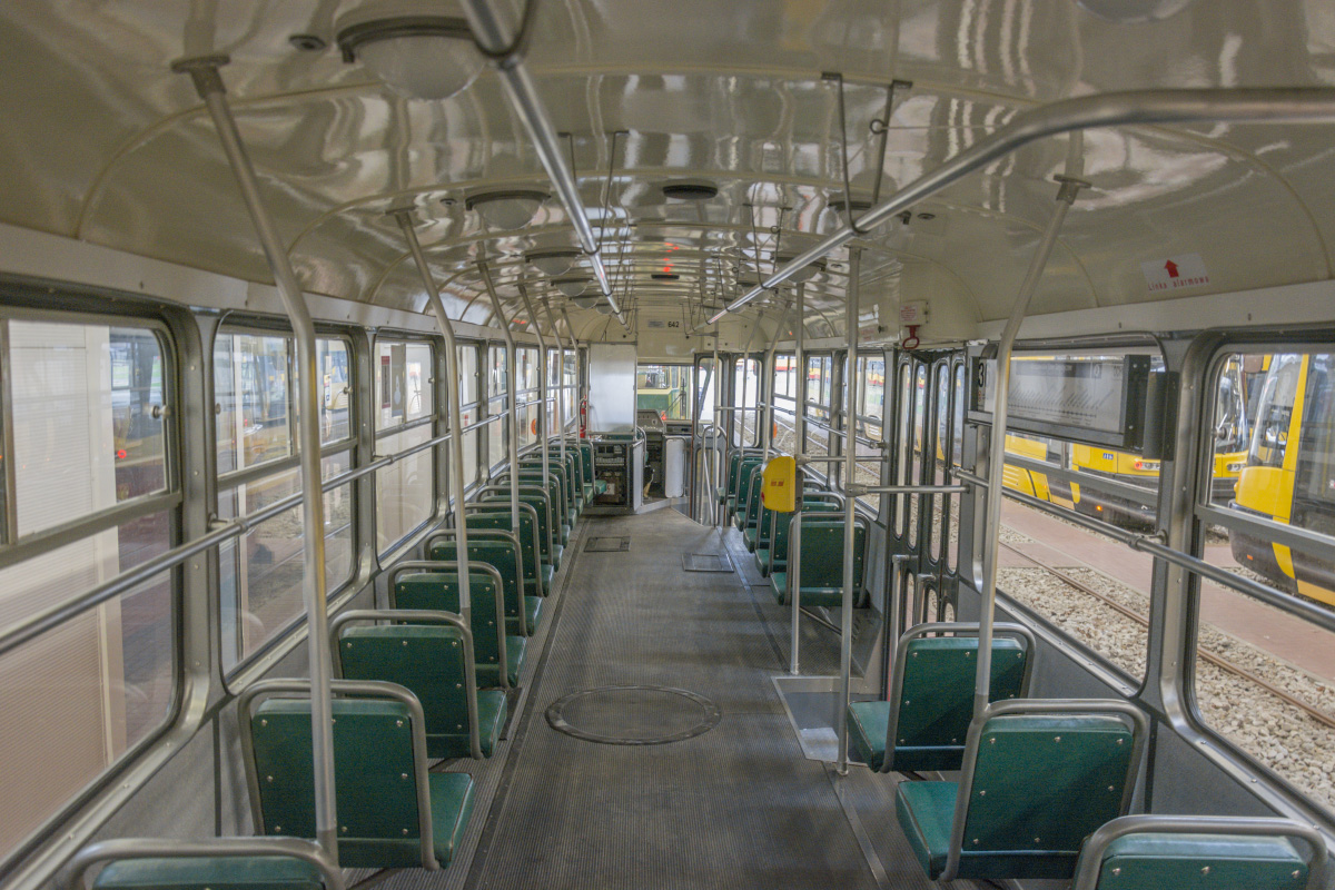642
I widok z koĹca wagonu.
Słowa kluczowe: wnÄtrze 13N
