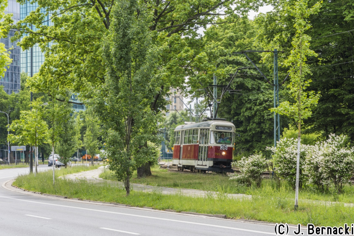 795
Wczoraj linia 36 przestaĹa jeĹşdziÄ na CzynszowÄ. 
Słowa kluczowe: Konstal13N