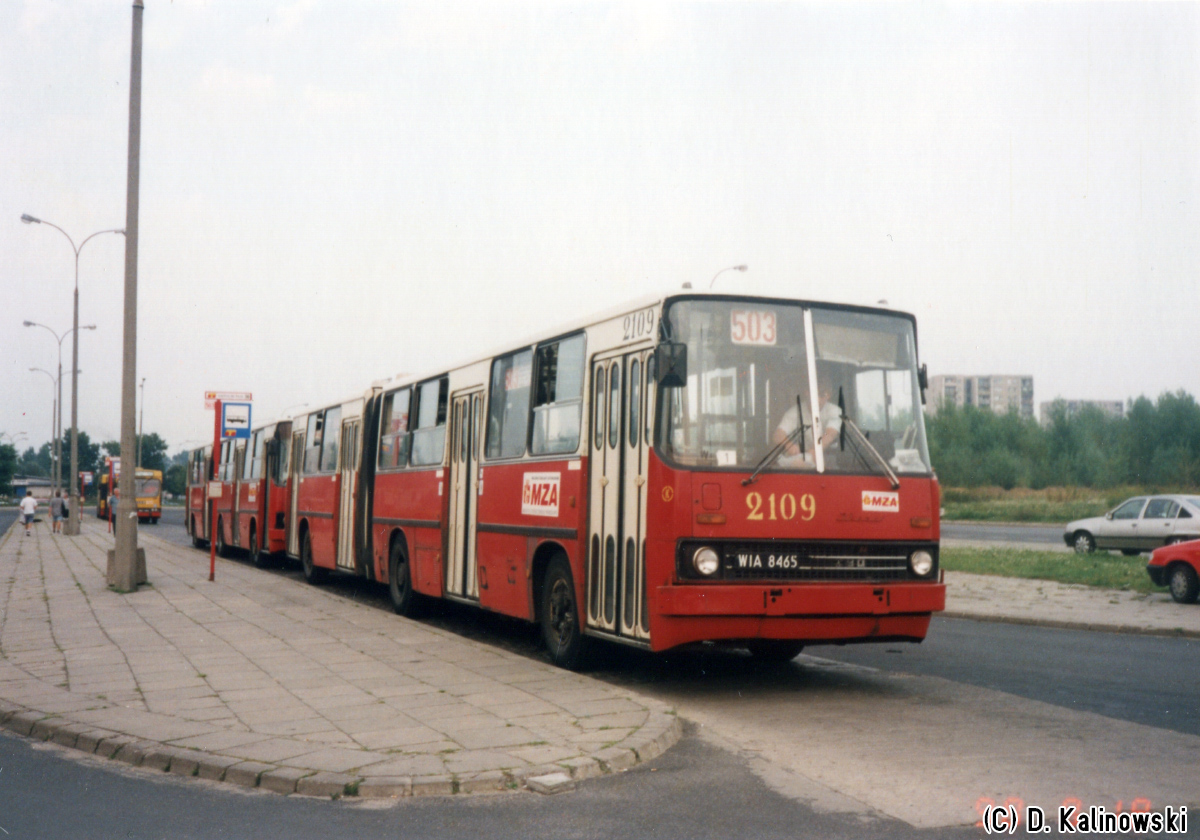 2109
BiaĹo-czerwone Ikarusy parami - coĹ co mogĹoby trwaÄ wiecznie. PeĹna historia: kwadraty, Kadett, nowa Skoda i krzaki, ktĂłrych juĹź nie ma, pod nimi tunel, za nimi bloki. 2109 byĹ ostatnim Ikarusem w Warszawie, ktĂłry posiadaĹ na kabinie wsuwkÄ na tablicÄ.
Słowa kluczowe: Ikarus280 archiwum_pro7