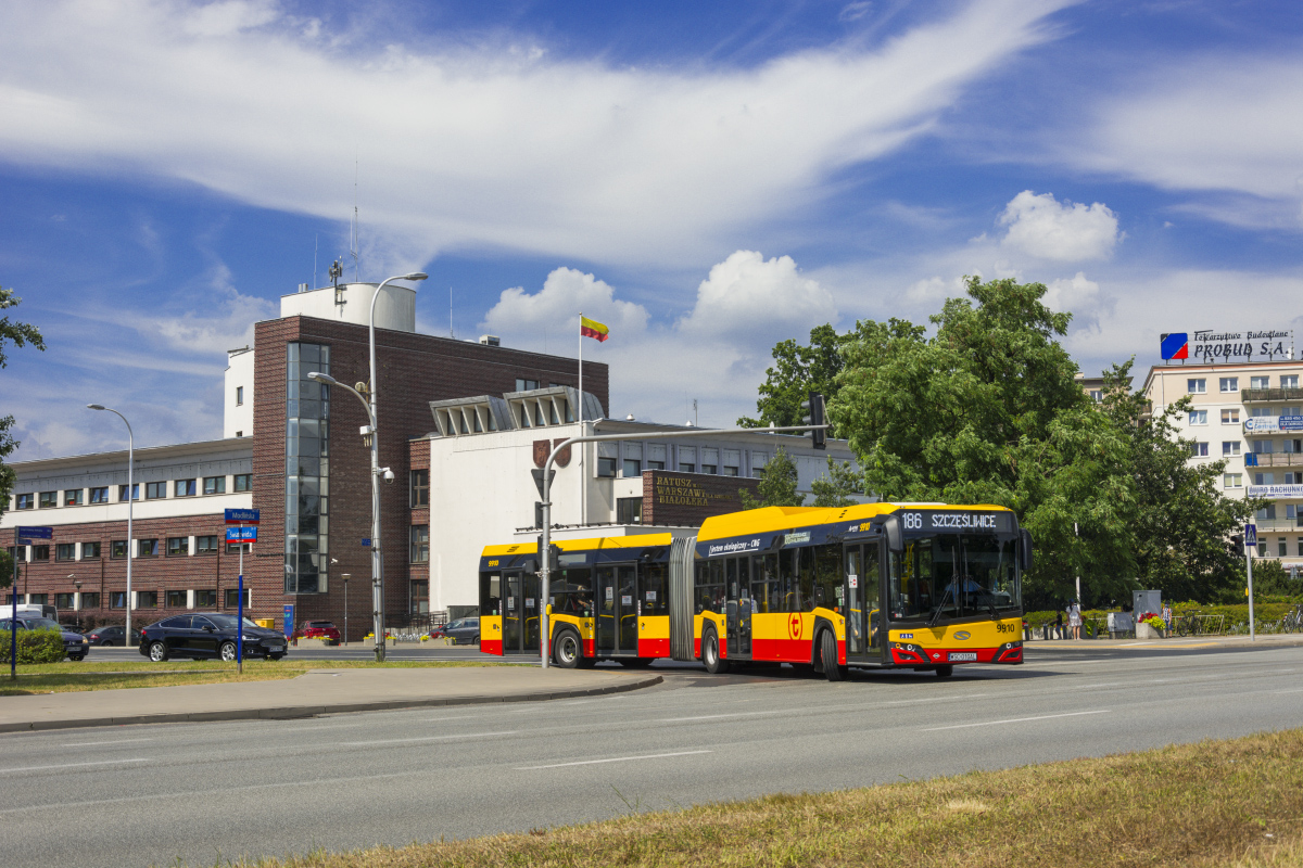 9910
Osiem lat temu i trzy miesiÄce moĹźna byĹo w takiej pozie zĹapaÄ jeszcze harmonijkowego Ikarusa.
