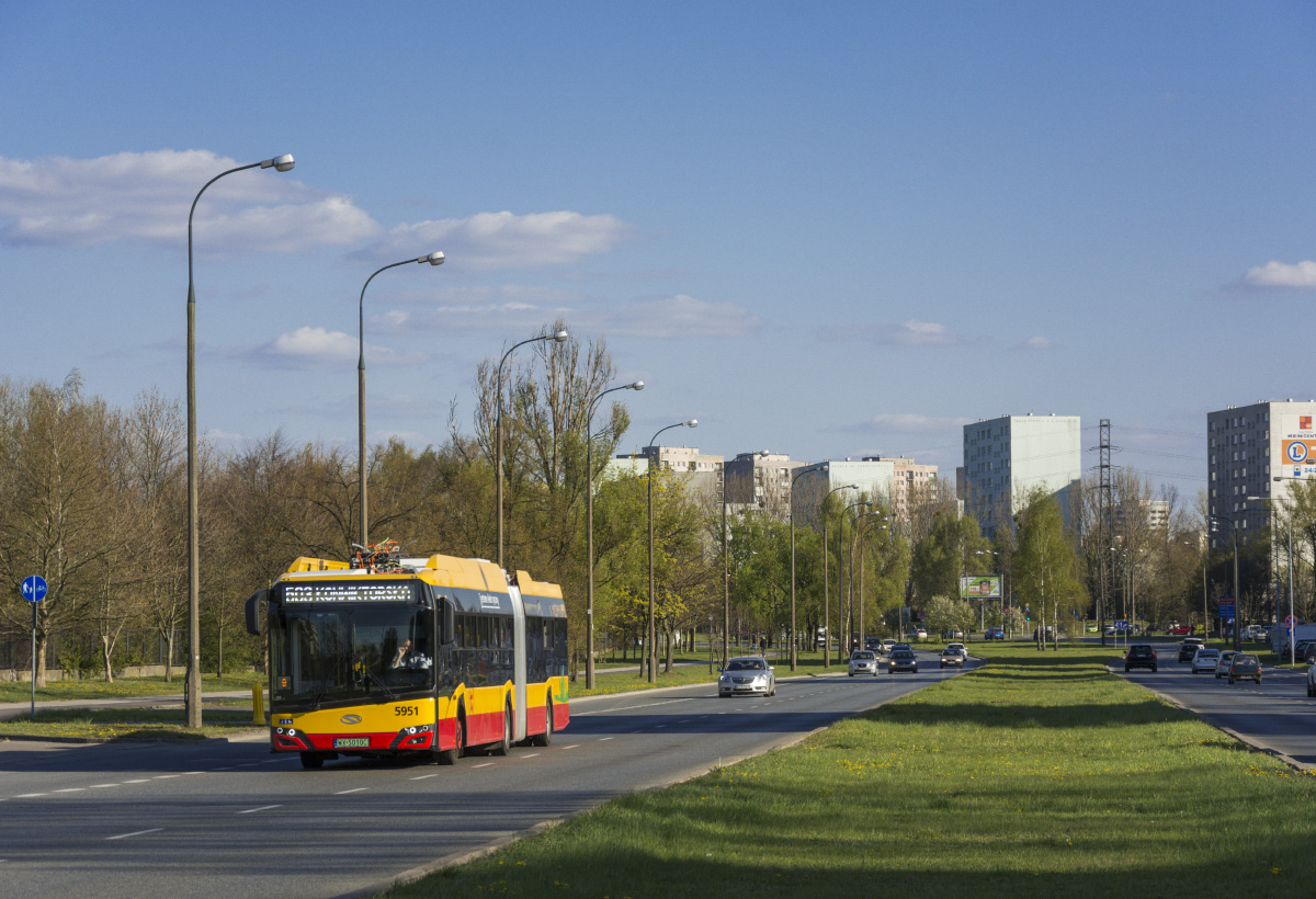 5951
Stalowy elektryk wĹÄczyĹ siÄ do ruchu od przystanku Strzeleckiego.
