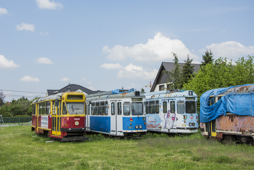 376
Kilka wagonĂłw tramwajowych stoi w Opaczy przy torach WKD.
Słowa kluczowe: Konstal13N