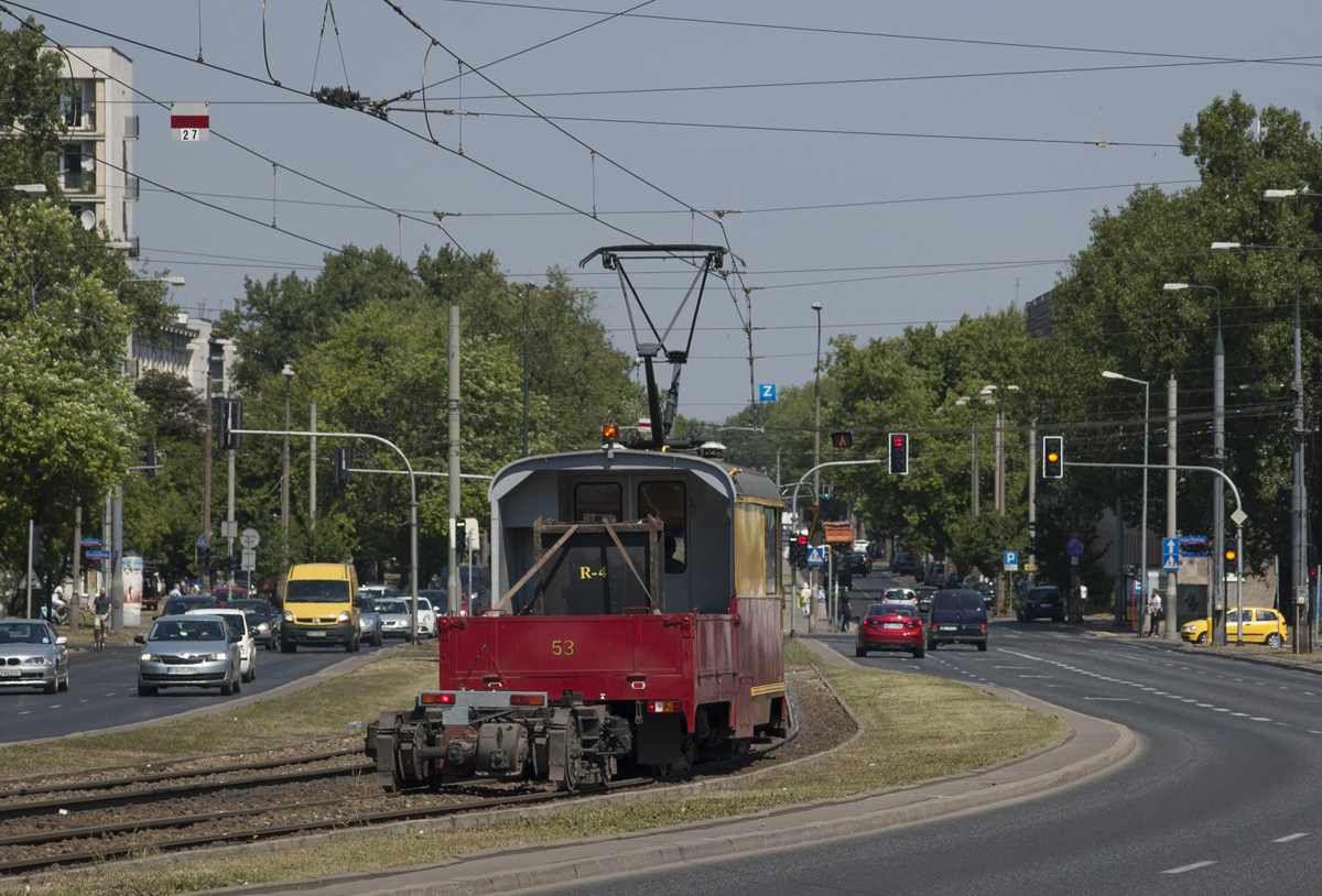 53
Techniczna trzynastka z Ĺťoliborza ciÄgnie wĂłzek do wagonu 105Na z zakĹadu T-3.
Słowa kluczowe: Konstal13N